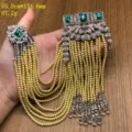 Spilla vintage a più fili di perle con nappe e strass verde smeraldo per spalla. - Spilla con nappe di perle elaborata / Oro