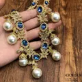 Vista detallada del collar vintage con perlas y estrás azules de diseño elegante. - Collar / Azul