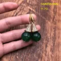 Primer plano detallado de elegantes pendientes colgantes vintage verdes con pedrería. - Pendientes / Verde
