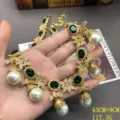 Collar dorado vintage con piedras verdes y colgantes de perlas, elegante vista detalle joya. - Collar / Verde