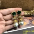 Vista detallada de pendientes colgantes perlas cristal verde estilo retro elegante. - Pendientes de botón / Verde