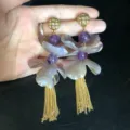 Pendientes largos de borla con flores 3D cuentas moradas cadena dorada detalles. - 28x100mm / Púrpura