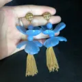 Pendientes largos de borla floral estilo chino nuevo, elegante flor de resina azul dorado - 28x100mm / Azul claro