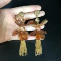Elegantes pendientes largos de borlas florales con pétalos de resina ámbar y cadenas doradas. - 28x100mm / Rojo Naranja