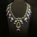 Lujoso collar statement de estrás con cristales azules y verdes para mujeres. - Collar / Multicolor