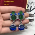 Exquisitos pendientes colgantes de declaración con piedras verdes, azules y pedrería. - Pendientes de botón / Azul y Rojo