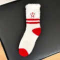 Vue détaillée des chaussettes épaisses et douces de Noël pour femmes avec broderie du Père Noël. - Taille unique / Père Noël