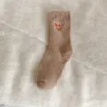 Gezellige pluche warme sokken met schattige koeienborduursel voor comfort thuis in winter. - Eén maat / Lichtkoffie
