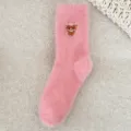 Gros plan détaillé de chaussettes moelleuses roses douillettes avec une jolie vache. - Taille unique / Rose foncé