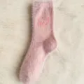 Vue détaillée de chaussette duveteuse en peluche rose, chaude et douce pour hiver. - Taille unique / Rose Pourpre