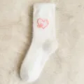 Chaussettes mi-hautes douillettes en peluche blanche avec cœur brodé rouge pour l'hiver à la maison. - Taille unique / Blanc