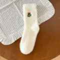 Chaussette détaillée en peluche blanche de Noël, chaussette d'intérieur douce pour l'hiver - Taille unique / Noël arbre