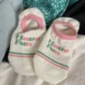 Primo piano dettagliato di calzini corti da donna con stampa alla moda e grande comfort quotidiano. - Taglia unica / Rosa
