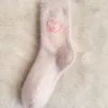 Chaussettes douillettes roses et duveteuses avec cœur rouge, parfaites pour l'hiver au chaud. - Taille unique / Rose Clair