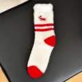 Detalle de primeros planos de calcetines de invierno cálidos bordados de salchicha navideña. - Talla única / Perro de Navidad