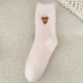 Chaussettes d'hiver en peluche douillette pour femmes avec broderie de petite vache mignonne. - Taille unique / Rose Clair