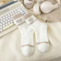 Détail chaussettes pelucheuses douillettes femme, tricot blanc doux avec nœud élégant. - Taille unique / Khaki