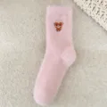Gros plan détaillé de chaussettes douillettes roses avec broderie de petite vaches. - Taille unique / Rose Pourpre