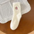 Chaussettes d'hiver douillettes et duveteuses blanches avec broderie mignonne de Père Noël. - Taille unique / Père Noël
