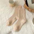 Chaussettes mi-hautes en tricot à motif losanges, style rétro, chaud, unicolore d'hiver. - Taille unique / Abricot