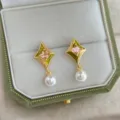 Elegantes pendientes geométricos de esmalte verde cristal rosa cuadrado con perla blanca - Estilo de Diamante Geométrico con Perla (7216)