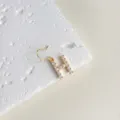 Detailansicht eines vergoldeten Ohrrings mit Zirkonia-Buchstaben H für stilvolle Outfits. - Buchstabe H(4015) / Gold