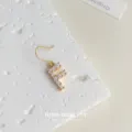 Detailaufnahme des vergoldeten Zirkonia-Ohrsrings mit Buchstabe F, elegantes Schmuckstück. - Buchstabe F(4013) / Gold