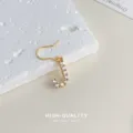 Nahaufnahme des vergoldeten Buchstaben J Ohrrings, microgefasst mit funkelnden Zirkoniasteinen. - Buchstabe J(4017) / Gold