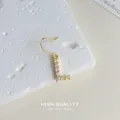 Nahaufnahme Detail der vergoldeten Zirkonia Buchstaben L Ohrringe mit feinem Glanz und Stil. - Buchstabe L(4019) / Gold