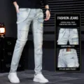 Vaqueros de mezclilla lavados americanos slim rectos para hombre con parches y correas. - 28 / Bottoms / Azul Claro Nostálgico