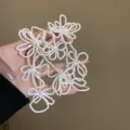Detailaufnahme der weißen Perlenblumen Quastenohrringe mit filigranem handgefertigtem Perlendesign. - Silberstift Langer Stil / Weiß (Blumenquaste)