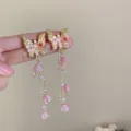 Charmante Schmetterling Ohrringe Detailansicht mit zarten rosa Blumen und Perlen Akzenten. - Silberstift-Stil (7#) / Gold und Rosa
