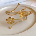 Dettaglio del bracciale da braccio dorato con fiore delicato e farfalla traforata. - Stile Fiore Farfalla (Stile 1)
