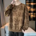 Brauner Herren Pullover mit Rundhalsausschnitt und modischem Allover-Buchstaben-Druck, Streetwear. - M / Kaffeebraun