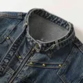 Herren Vintage Jeansjacke mit Stehkragen, Metallreissverschluss und tollen Nieten. - M / Vintage-Blau