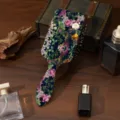 Vue détaillée d'une brosse à cheveux florale vintage avec imprimé botanique et poignée. - Lettre C