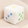 Variante cuscino peluche dado, morbido cuscino cubo bianco con punti ricamati colorati. - Puntini Bianchi