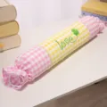 Cuscino cilindrico carino a caramella con tessuto a quadri rosa giallo e design amore. - Giallo