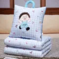 Cuscino coperta pieghevole a quadri blu, coperta cuscino 2-in-1 per ufficio auto con ricamo carino. - Taglia S / Figura Squishy Natasha