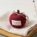 Grazioso ciondolo in peluche a forma di mela rossa con fiocco e portachiavi, decorazione auto. - Rosso