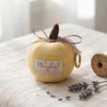 Simpatico ciondolo zucca in peluche a quadri portachiavi decorazione per specchietto - Giallo chiaro