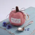 Simpatico ciondolo zucca in tessuto per auto portachiavi con fiocco e anello dorato. - Rosa
