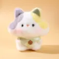 Grazioso giocattolo di peluche gatto con orecchie colorate e bavaglino, morbido portachiavi. - Gatto