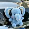 Simpatico elefante blu in peluche per auto con cuffie, ideale per decorare il baule. - Elefante Blu