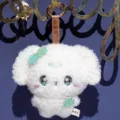 Variante portachiavi peluche cane bianco con decorazione trifoglio verde, dolce bambola regalo. - Cane