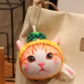 Simpatico portachiavi con testa di gatto in peluche con cappello di frutta, borsa ciondolo. - Modello ananas (10 cm)