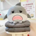 Bonito cojín de felpa de tiburón manta 2en1 gris suave cojín de dibujos animados regalo - Almohada 40*40/Expandido 150*100cm / Tiburón