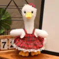 Variante di bambola di anatra di peluche a gambe lunghe vestita con abito a quadri rossi - Anatra seduta con gonna a quadri