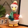 Anatra di peluche di Natale con cappello rosso e sciarpa verde, simpatica bambola decorativa. - Anatra seduta con sciarpa a righe verdi