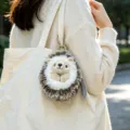 Lindo erizo de peluche llavero colgante para mochila bolso muñeca de animal suave - Dijes / Tamaño 10cm / Marrón y Blanco